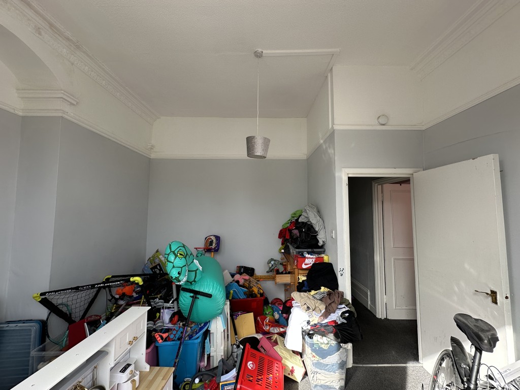 Lot: 79 - MIXED FREEHOLD RESIDENTIAL AND COMMERCIAL INVESTMENT - Flat 1, 56 Kings Road Bedroom
